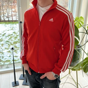 Adidas fullzip  - Fetaste adidas träningsjackan. Riktigt fint skick men väl använd. Är storlek L i barnstorlek så passar som en S. Kom pm