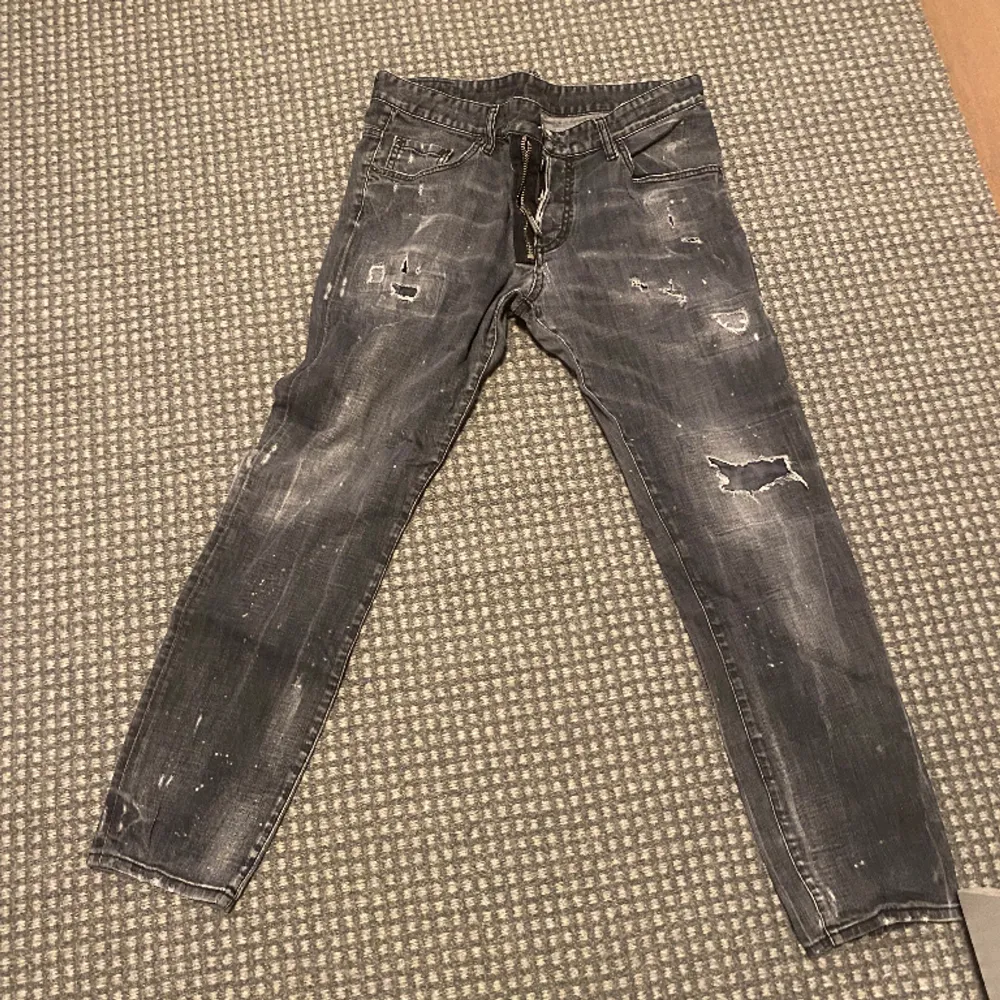 Säljer dessa jeans då jag har växt ur dom och inte tycker att de är så snygga längre, skick 8/10. Har haft dessa ett år men de har hållt bea förutom en liten skråma som jag har sytt ihop. Finns på bild 3 kan gå ner lite i pris org pris 6499kr. Jeans & Byxor.