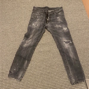 Dsquared2 jeans - Säljer dessa jeans då jag har växt ur dom och inte tycker att de är så snygga längre, skick 8/10. Har haft dessa ett år men de har hållt bea förutom en liten skråma som jag har sytt ihop. Finns på bild 3 kan gå ner lite i pris org pris 6499kr
