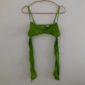 Grön topp - En grön topp med off shoulders sleeves. Justerbara axelband. Bra skick. Köptes på second hand. 