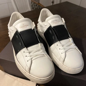Valentino skor Svart - Tjena! Säljer nu mina riktigt snygga Valentino skor. Dom är i storlek EU43 och populäraste färgen svart/vit.  Skorna kostar 7280kr och är köpta från Valentinos egna hemsida. Kvitto samt alla tillbehör finns kvar!  Hör av dig vid frågor.