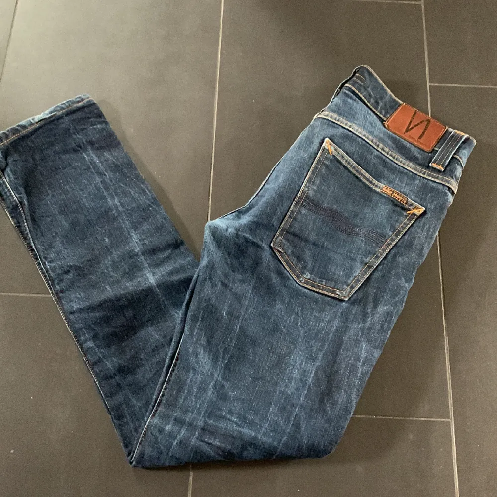 ”Grim Tim” Jeans från Nudie Jeans Co | Storlek: 31/32 - Skicket på jeansen är väldigt bra utan defekter - Mitt pris: 499 - Nypris: 1,599kr - Modellen är 174cm och väger 60kg. Jeans & Byxor.