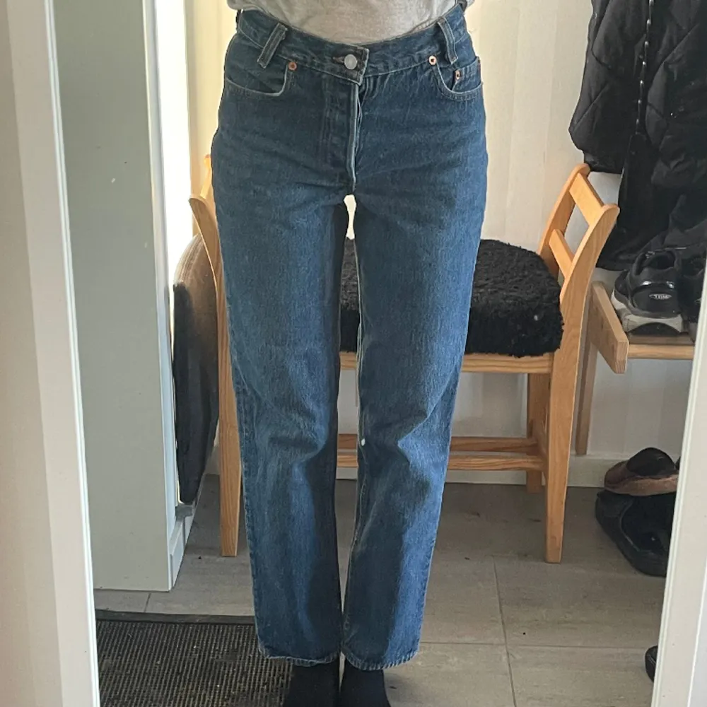 Vintage levis jeans i fint skick! Modell 501 student. Står storlek 27/32 men passar mig perfekt som har 24/30. Jeans & Byxor.