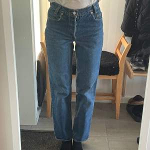 Vintage levis jeans i fint skick! Modell 501 student. Står storlek 27/32 men passar mig perfekt som har 24/30