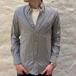 Ralph Lauren skjorta - Ralph lauren skjorta i färgen grå. Storlek S och modellen är 178 cm. Nyskick, inga skavanker. Nypris 1699kr kr, köp för endast 549kr.