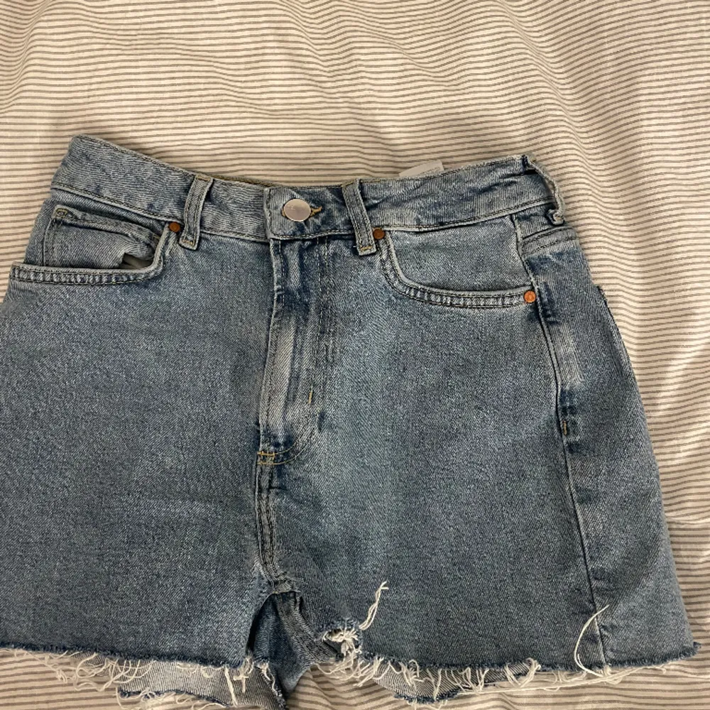 Snygga jeans shorts från Bik Bok. De kommer ej till användning❤️. Shorts.