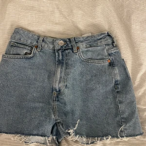 Jeans shorts  - Snygga jeans shorts från Bik Bok. De kommer ej till användning❤️