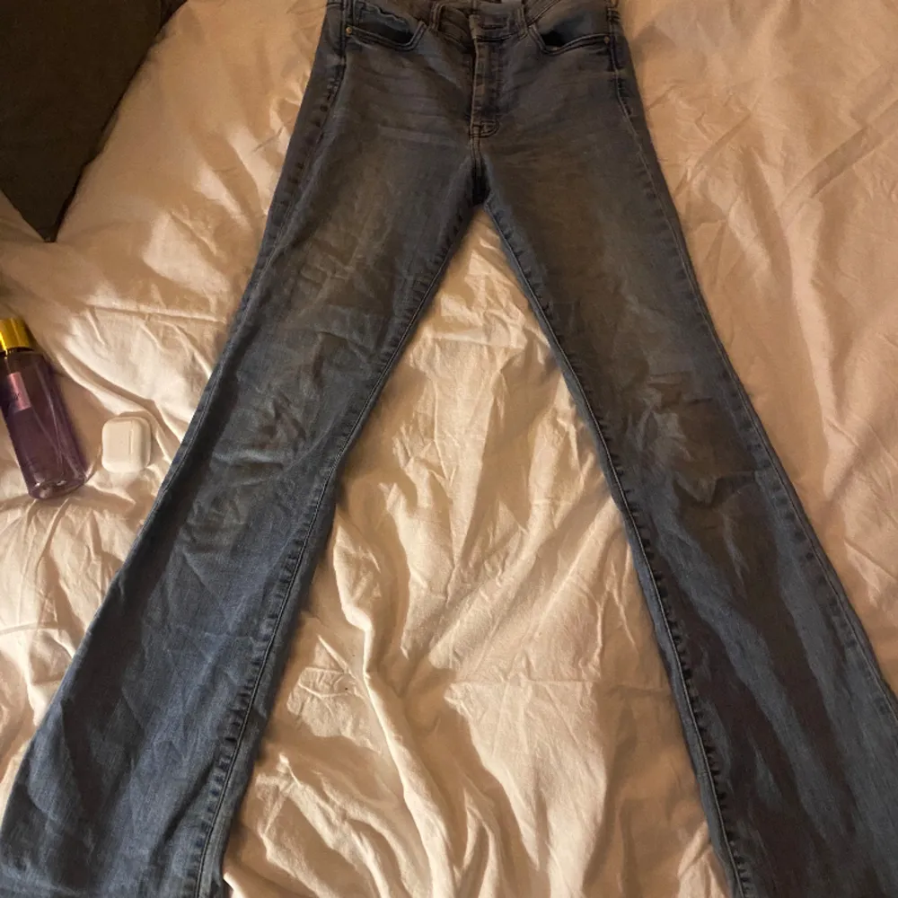Snygga Midwaist jeans. Typ storlek XS-S. Kom privat för mått. . Jeans & Byxor.
