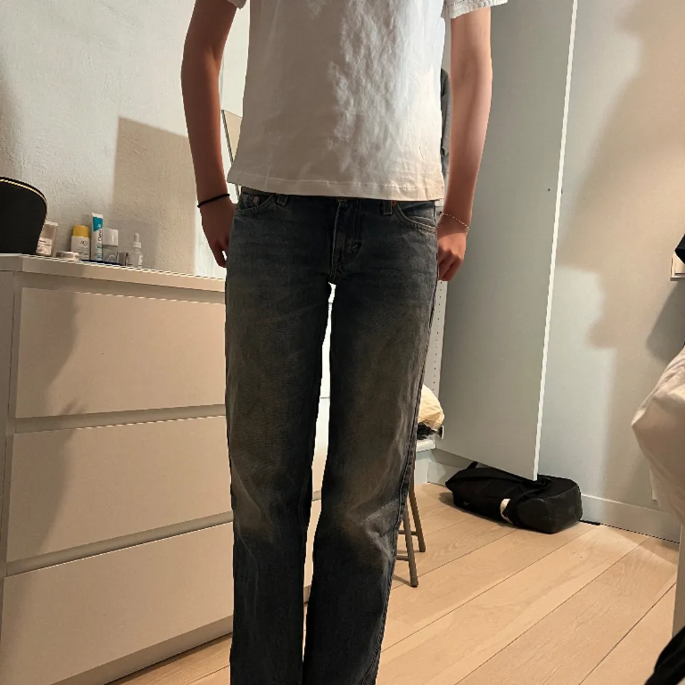 Jag säljer nu mina så fina weekday jeans i storlek 24/32! Dom är i nyskick! Säg gärna vad ni kan tänka er att betala för dom🫶🏼 Kan mötas upp i Stockholm, ex, tc eller Odenplan . Jeans & Byxor.