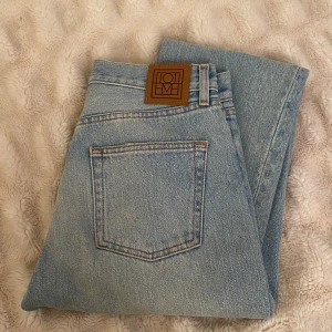 TOTEME jeans  - Ljusblå jeans från TOTEME, inköpta förra våren och inta använda så mycket. Storlek 24/34 (för referens är jag 162cm & brukar ha storlek 32/XS/S i midja) 🩵