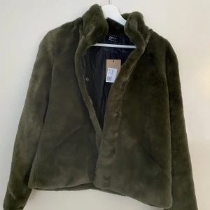 ”pälskappa” - Pälskappa ej äkta. Från only i storlek S. Aldrig använd. 