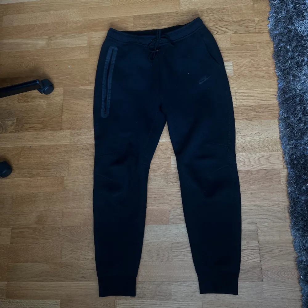 2 par nike tech byxor Gråa storlek M, använda fåtal gånger Svarta storlek L, aldrig använda  650kr st eller båda för 1100kr Nypris 1200kr styck. Jeans & Byxor.