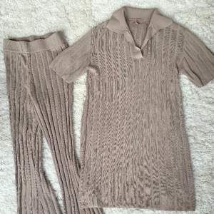 Mysigt set köpt från H&M. Knappt använt, så fint skick! 💖  Nypris: 400 för tröjan och 300 för byxorna.
