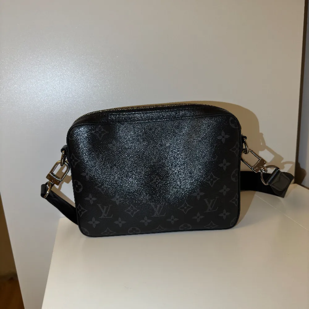 Säljer nu min Louis Vuitton crossbody bag. Mittendelen saknas då jag tyckt att den har varit snyggare utan och glömt vart jag lagt den. Nypris ca 20000kr mitt pris 7999kr finns kvitto. Väskor.