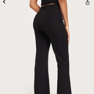 Kostymbyxor  - Skit snygga kostymbyxor. Prislapp finns kvar och köpte för 399kr. Jag köpte två storlekar därav säljer jag dessa. Storlek S och dem är super stretchiga.Modellen på bilden är 167. Jag har inga bilder på. Säljer för 299 vid smidigt köp. Använder KÖP NU