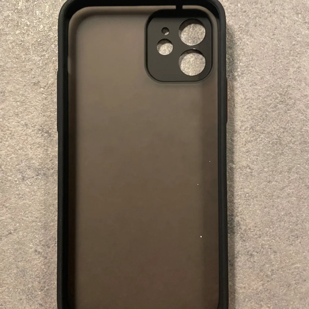 Ett helt nyt mobil skal det är riktigt snyggt och still rent med svart gummi på sidorna och matt svart plast på baksidan skalet passar iPhone 12. Accessoarer.