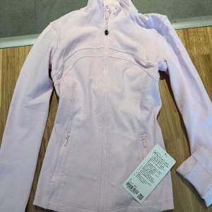 Intressekoll på denna super söta rosa lululemon define jacket. Den är helt oanvänd. Storlek 2 i meadowseet pink.🩷Högst bud just nu: 1900kr. 