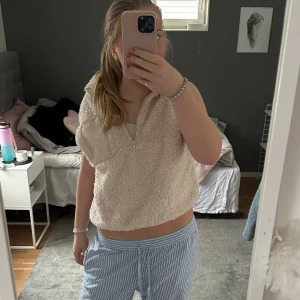 Väst  - Gosig väst i fint skick! Har även en svart💕