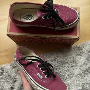 Vans U Authentic Port Port Royale/Black i storlek 36.5! Tecken på användning framförallt på den vita sulan runtom, men annars fint skick! Skickas i originallåda 💌