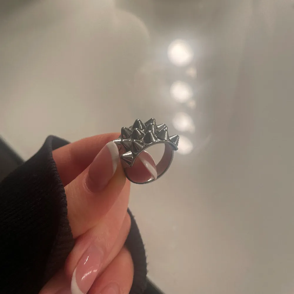 Säljer denna ringen från Edblad då den inte kommer till användning längre. Inga defekter. Köpt för 399 kr, och säljer för 230 kr + frakt 🫶🏼. Övrigt.