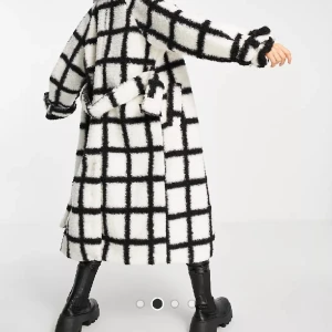 Top Shop faux fur jacket (slutsåld) - Är trött på jackan, inte använd speciellt många gånger, varm och mysig! Kostade 1400 nypris. Säljes för 500 . Pris kanske kan diskuteras.   Från topshop. Storlek 40