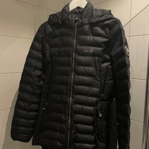 PelleP jacka  - Använd en gång, bra skick.  Stl L  Inga missfärgningar eller skavanker. 