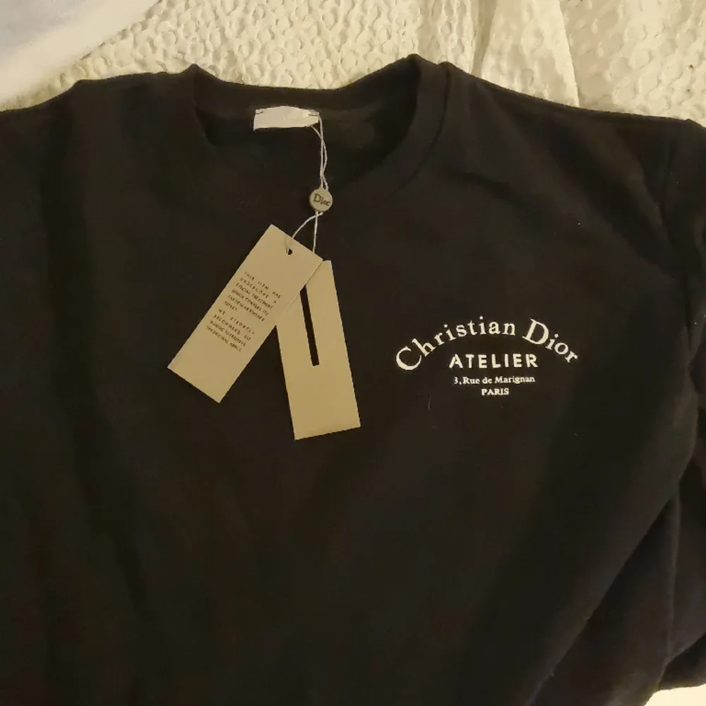 Helt oanvänd Christian Dior tröja/sweatshirt med taggarna kvar i storlek Medium. Pris kan diskuteras . Hoodies.