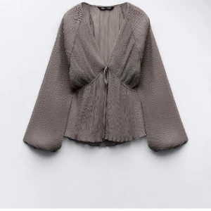 Zara blus - Säljer min blus från Zara, skriv för bilder💓💓