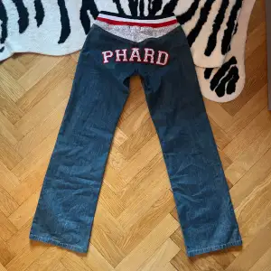 Lågmidjade jeans från Phard med raka ben och coola detaljer bak och fram, storlek S. Jag är 172 