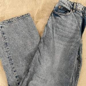 Säljer dessa fina jeans💞  De är ett par straight jeans från H&M.  Använda en gång.  De har ett hål i ena knät och är high waist💞