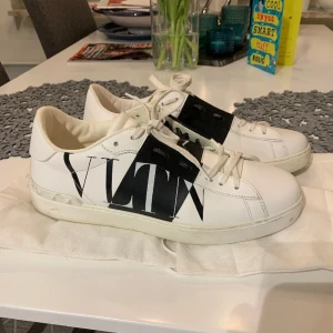 Valentino skor - Strl 42, passar även 43 Nyskick! Orderbekräftelse och dustbag medföljer  2700kr!