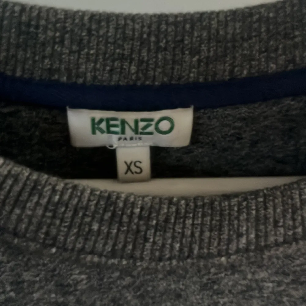 Säljer min kenzo tröja då jag växt ur den, den är i storlek xs, den är köpt i en butik i Växjö för några år sedan.. Hoodies.
