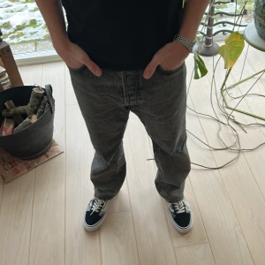 Acne Blå Konst Jeans - Riktigt feta Acne Jeans med riktigt najs passform. Gött skick inte så mycket använda. Hör av er för mer frågor bara ✅ Nypris var ca 2k