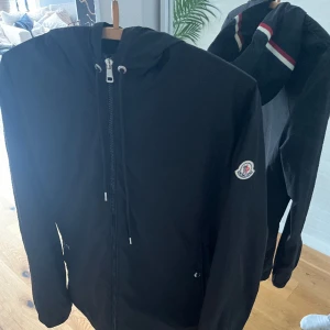 Moncler vindjacka ”Grimpeurs” - Skick 8/10 därav att den blivit tvättad flertal gånger och att jag därav tror att NFC scannar blivit svagare men den funkar fortfarande!! Annars är jackan helt felfri och riktigt snygg. Tar emot byten och pris går att diskuteras vid snabb affär👊🏼