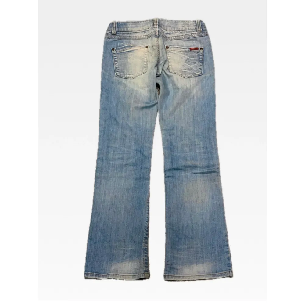 – Vintgage ONLY bootcut jeans – Lågmidjade jeans från tidigt 00-tal. Mått tagna när plagget ligger platt: Midja: 38 cm; innerbenslängd: 78 cm; benöppning: 21,5 cm.. Jeans & Byxor.