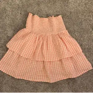 Säljer den här kjolen från Kappahl, går även att använda som en topp. (Lånad bild). Kom privat för egna bilder❤️