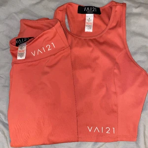 Träningskläder set  - träningstights med matchande överdel från asos. endast provade. toppen är strl S och tightsen strl XS. Båda för 90kr eller 50kr styck⭐️