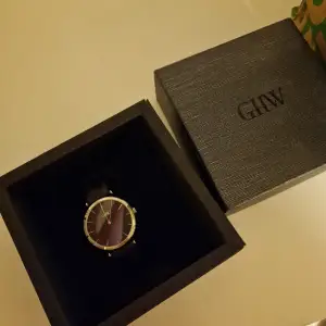 Ny och oanvänd klocka, köpte till min kille men det passade inte honom i smak därmed säljs den. Pris kan absolut diskuteras!🫶🏼