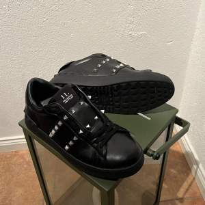 Sköna Valentino open Rockstud sneakers. Storlek 42, passar lite större.  Bra skick, inga skador 👌🏻 Fler bilder finns 