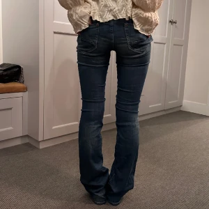 Lågmidjade jeans - Lågmidjade bootcutjeans. Midjemåttet är 36cm och innerbenslängen är 84cm. Jeans är för små och för långa så har EJ fler bilder!💘