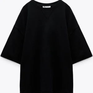 Kortarmad sweatshirt  - Säljer en svart kortarmad sweatshirt från zara, helt ny med prislappen kvar!!💕storlek S men skulle säga att den är oversize! nypris-199kr säljer-129kr