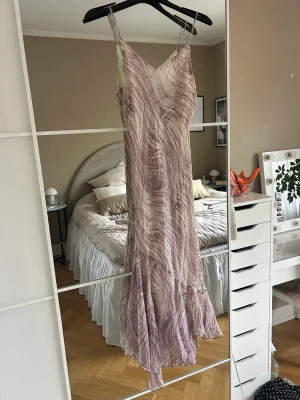 Klänning med volang  - Klänning med volang