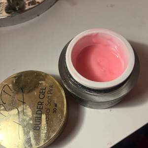 Bano beauty builder gel universal soft pink. Ca 1/3 kvar. Pris kan diskuteras. Frakt tillkommer😇