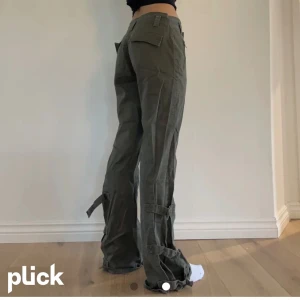 Lågmidjade gröna byxor - Köpte på plick, men de va en aning korta 🌸Första bilden är lånad 💕innebenslängden är 80 cm och midjemåttet tvärsöver är 38 cm. Förra ägaren glömde säga att de var insydda i midjan (ser bra ut), skriv för bilder eller frågor kring det 💗