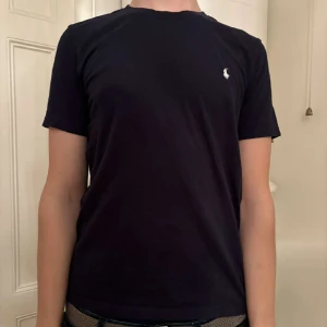 Polo t-shirt  - Denna Ralph lauren t shirt fick jag förra året i födelsedagspresent. Väldigt bra skick forf. 