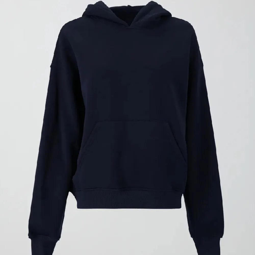 En skön marinblå Gina tricot hoodie som är jättefin , använd 3-4 gånger💞 är i Xs men passar på folk som har S, skriv för mer bilder om det behövs❤️🫶. Hoodies.
