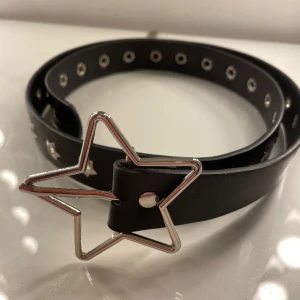 Skärp med stjärnor - Den är  100 cm lång och 3 cm bred