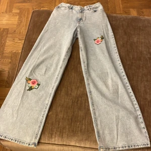 Jeans med blommor - Jeans i ganska bra skick köpta på Lindex, storlek 152/ 11-12Y