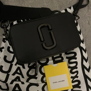 Marc Jacobs snapshot väska  - Den är i mycket bra skick då jag knappt använt den. Köpt från miinto.
