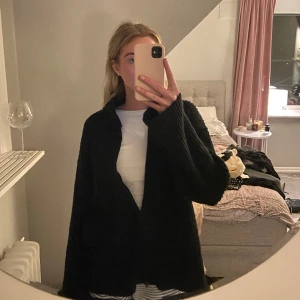 Stickad tröja från nakd  - Stickad tröja från nakd med dragkedjor åt båda hållen. Storlek xxs men stor i storleken så passar mig som har storlek xs/s i vanliga fall! 